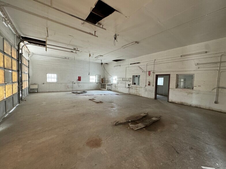 More Photos Of 6801 Tower Dr, Hudson Service For Lease