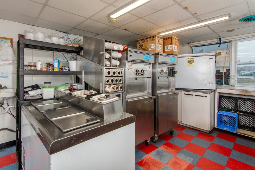 More Photos Of 2535 Highland Rd, Highland Restaurant For Sale