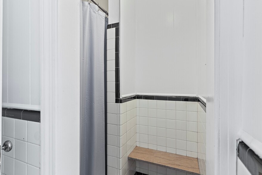 More Photos Of 525 7th St, Altavista Office For Sale