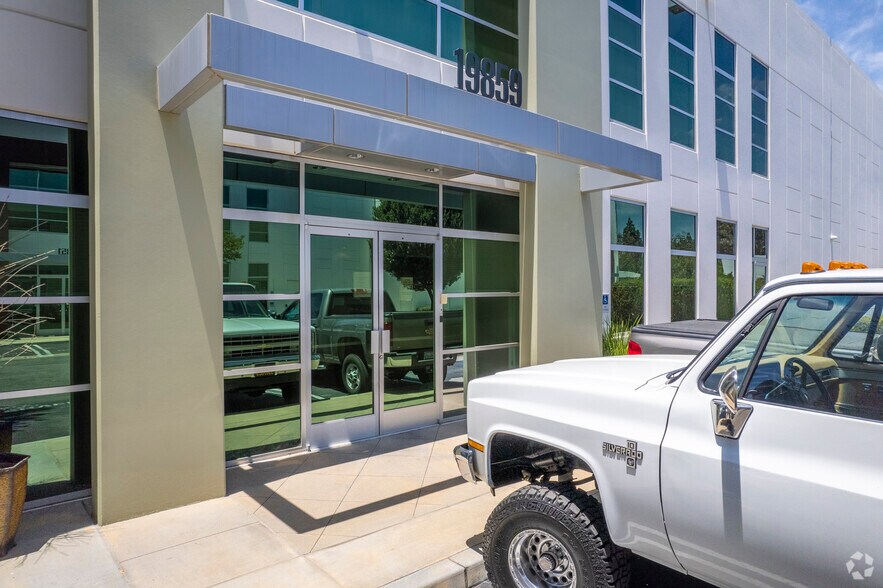 More Photos Of 19855-19859 Nordhoff St, Northridge Manufacturing For Sale