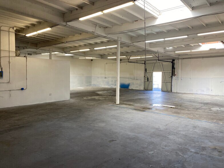 More Photos Of 902 W 18th St, Costa Mesa Warehouse For Lease