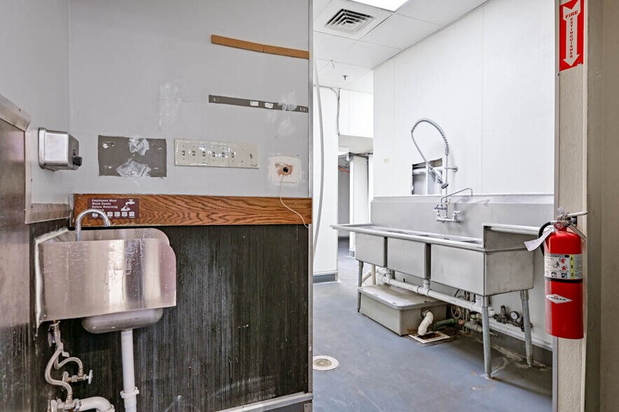 More Photos Of 106 W San Francisco St, Santa Fe General Retail For Lease