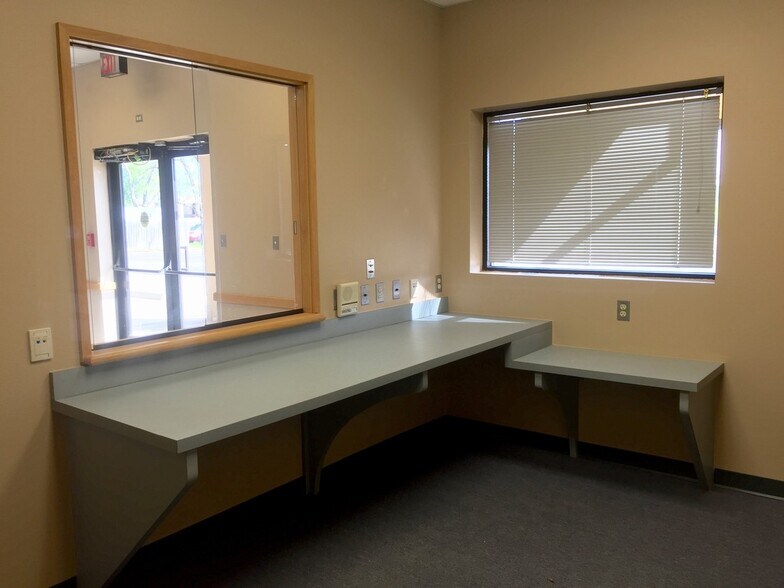 More Photos Of 1701 E State Highway 97, Jourdanton Flex For Lease