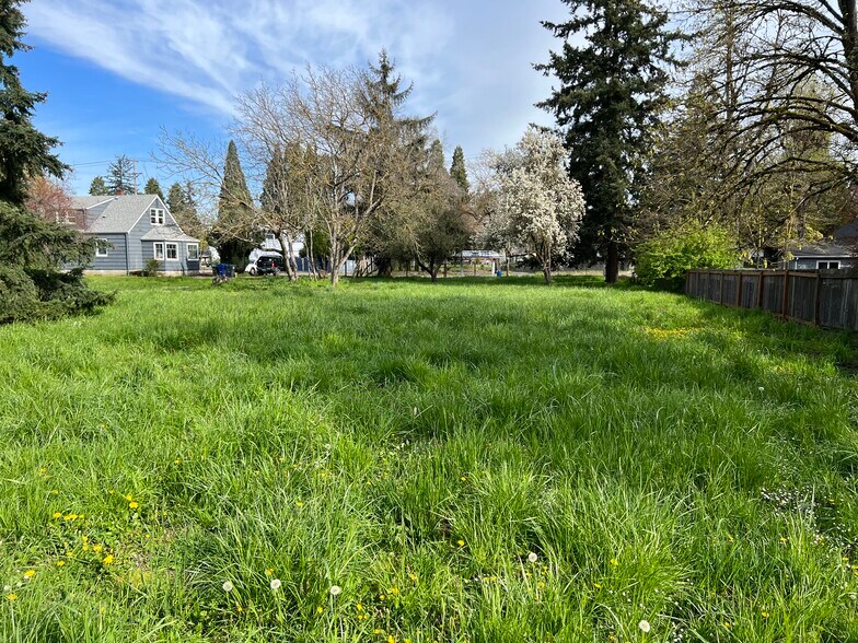 More Photos Of 2494 Roosevelt Blvd, Eugene Flex For Sale