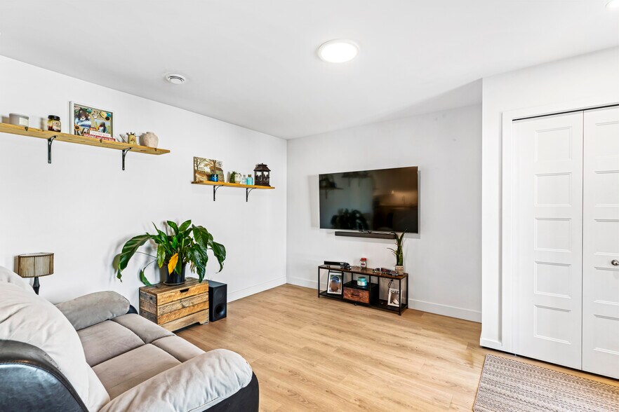 More Photos Of 365 Rue Adams E, Richmond Apartments For Sale