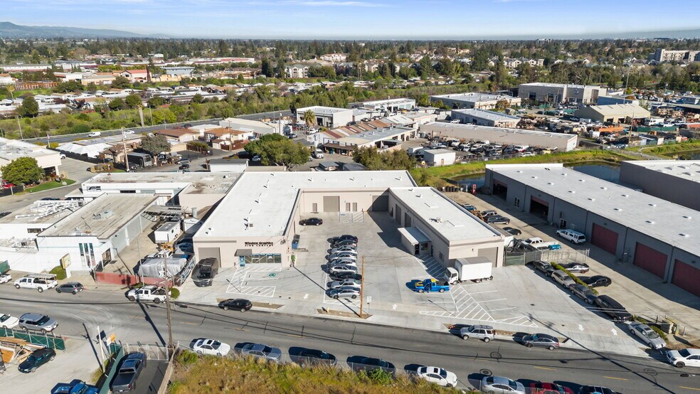 More Photos Of 299 E McGlincy Ln, Campbell Warehouse For Lease