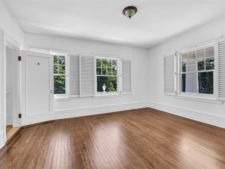 More Photos Of 158 E Shore Rd, Halesite Specialty For Sale