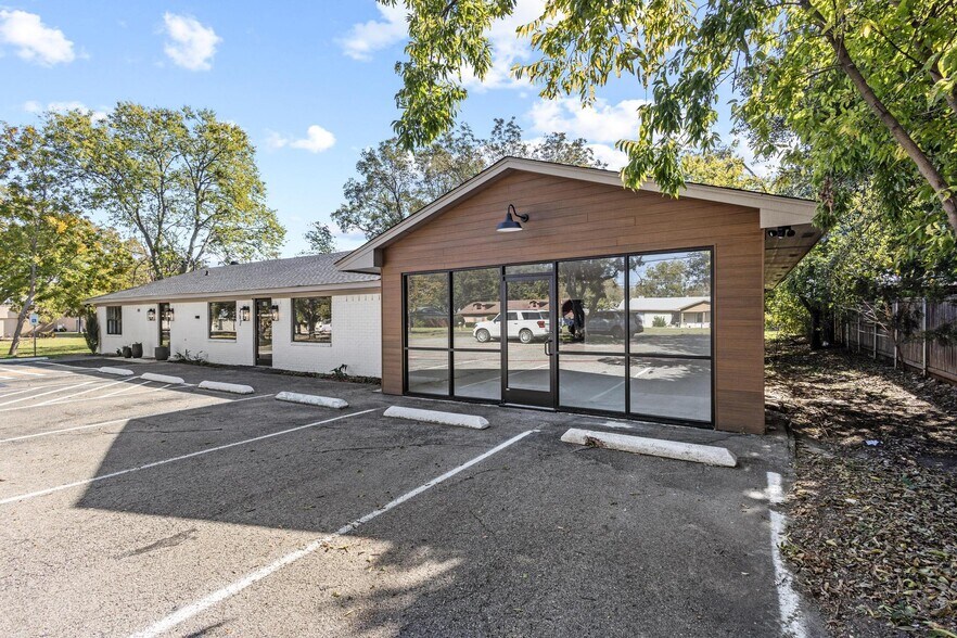 More Photos Of 717 E Liberty St, Pilot Point Storefront Retail Office For Lease