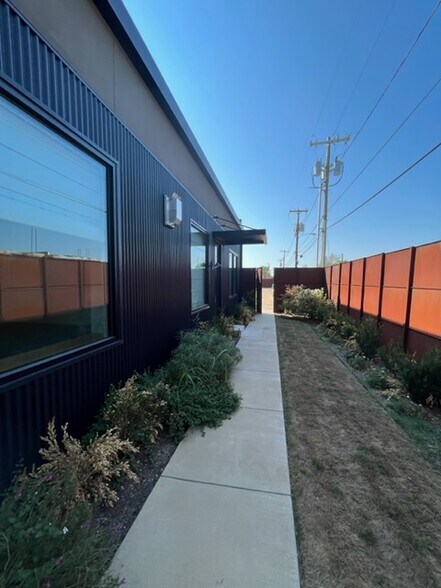 More Photos Of 4780 Iberia Ave, Dallas Showroom For Lease