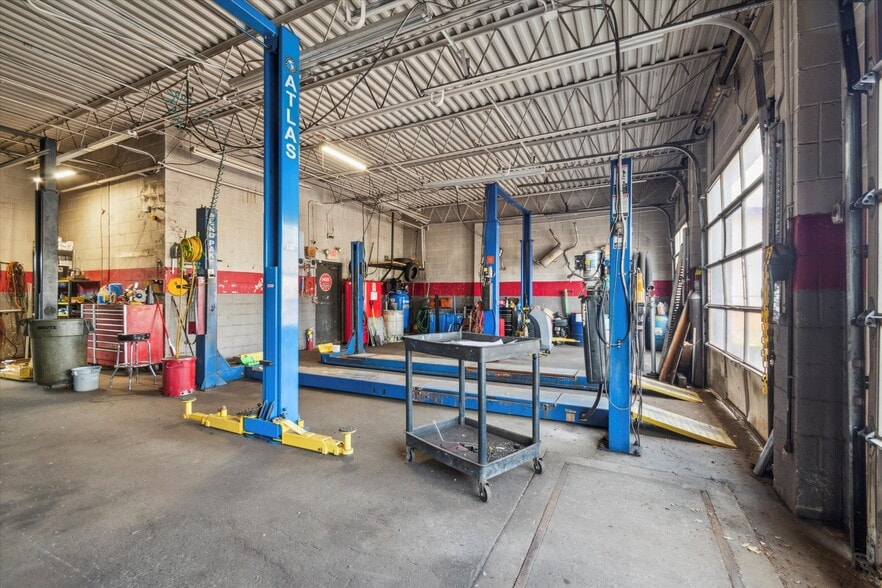 More Photos Of 555 Us Highway 13, Bristol General Retail For Sale