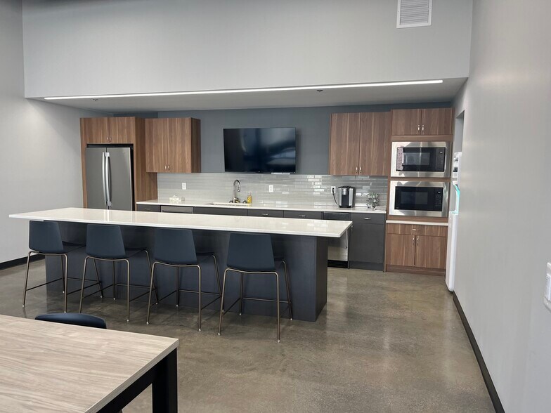 More Photos Of 200 E 9th St, Coralville Office For Lease