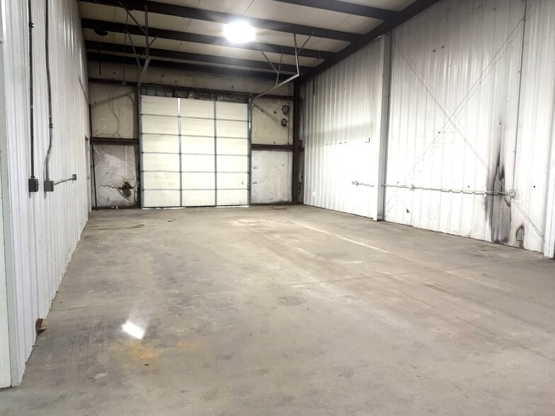 More Photos Of 1015 W Woodside St, Mcpherson Industrial For Sale