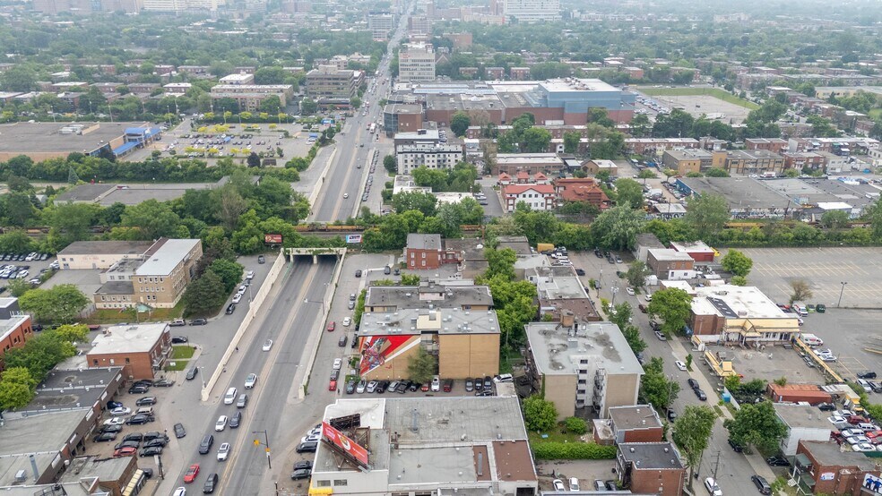 More Photos Of 7070 Chem. de la Côte-des-Neiges, Montréal Office For Sale