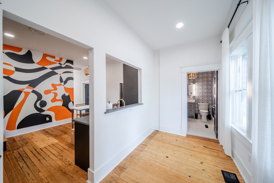 More Photos Of 729 N Bishop Ave, Dallas Office For Sale