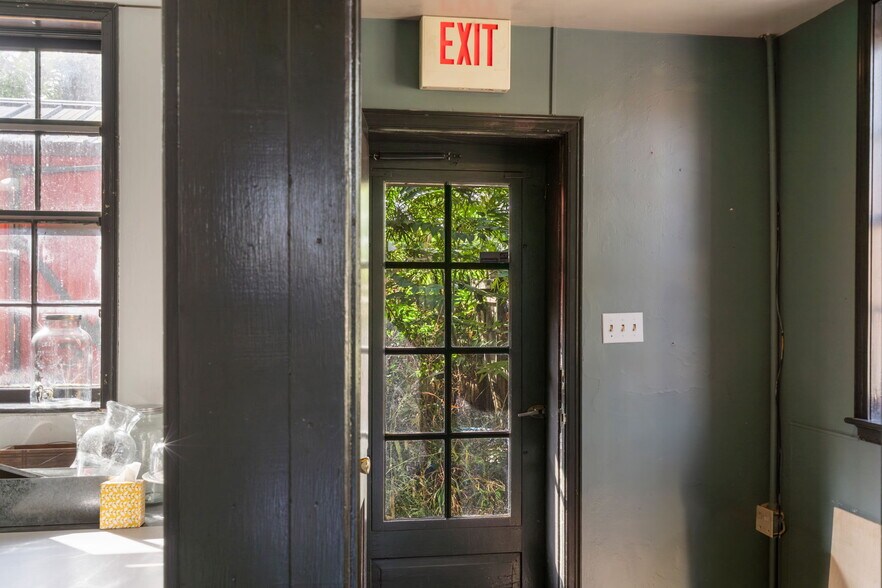 More Photos Of 901 Franklin Ave, Lexington General Retail For Sale