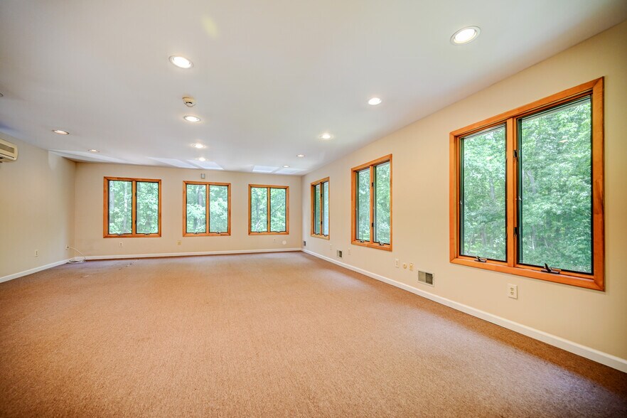 More Photos Of 270 Route 9 N, Manalapan Township Office For Lease