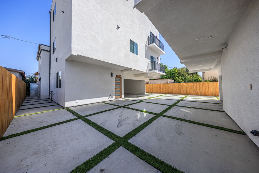 More Photos Of 2010 S Dunsmuir Ave, Los Angeles Multifamily For Sale