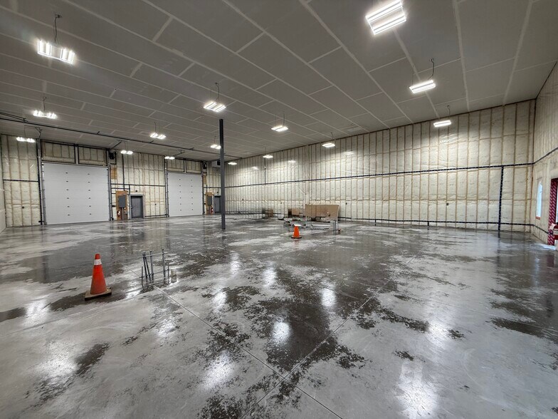 More Photos Of 526 39 St N, Lethbridge Warehouse For Lease