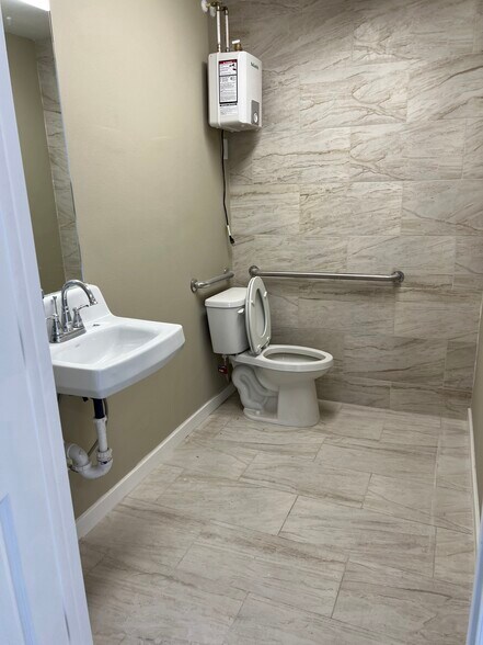 More Photos Of 448 E Venice Ave, Venice Freestanding For Lease