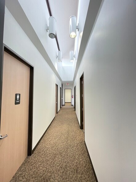 More Photos Of 215 Oak Dr S, Lake Jackson Medical For Lease