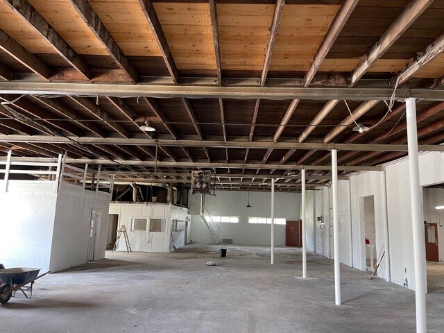 More Photos Of 424 W 10th St, Shawnee Industrial For Sale