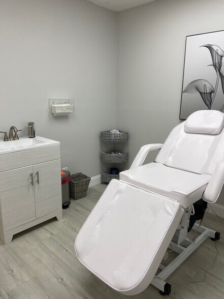 More Photos Of 2650 Bahia Vista St, Sarasota Medical For Sale