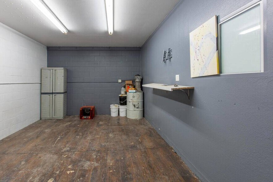 More Photos Of 180 W Oasis Rd, Palm Springs Warehouse For Lease