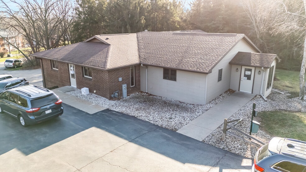 More Photos Of 645 Hawthorne Dr, Omro Veterinarian Kennel For Sale