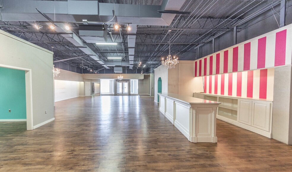 More Photos Of 4615-4617 50th St, Lubbock Freestanding For Sale