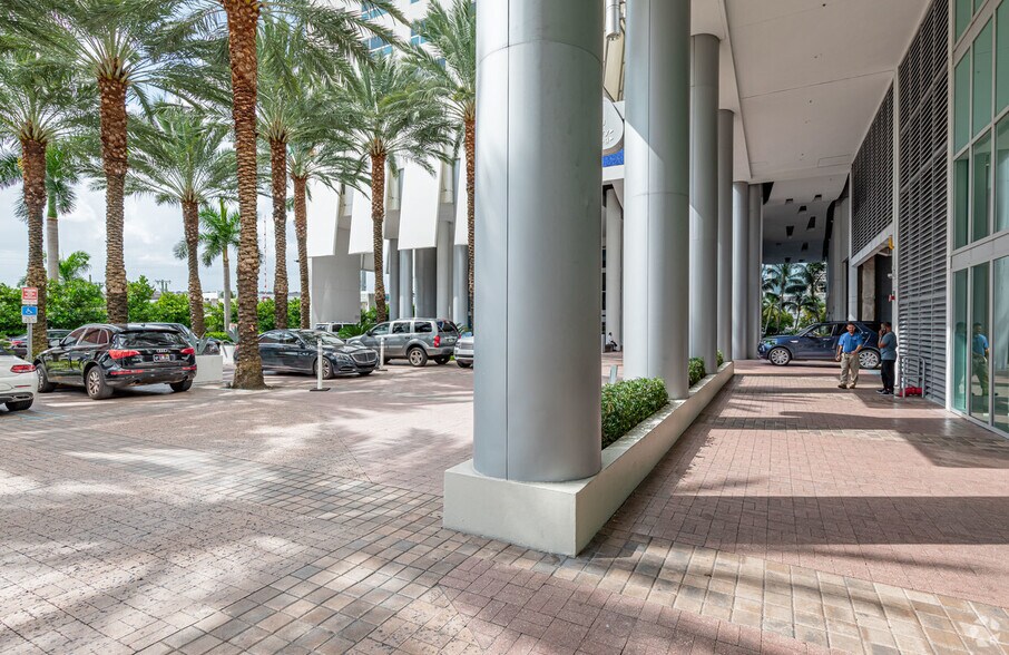 More Photos Of 175 SW 7th St, Miami Medical For Sale