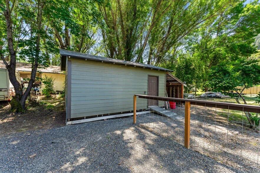More Photos Of 5333 Rogue River Hwy, Gold Hill Multifamily For Sale