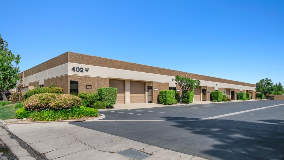 More Photos Of 402 W Bedford Ave, Fresno Flex For Lease