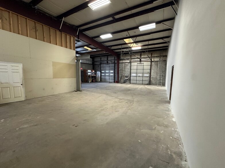 More Photos Of 9735 Gravois Rd, Affton Warehouse For Lease
