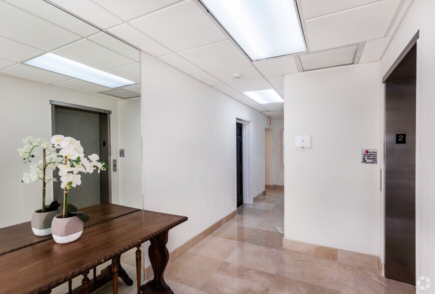 More Photos Of 482 John Ringling Blvd, Sarasota Storefront Retail Office For Lease