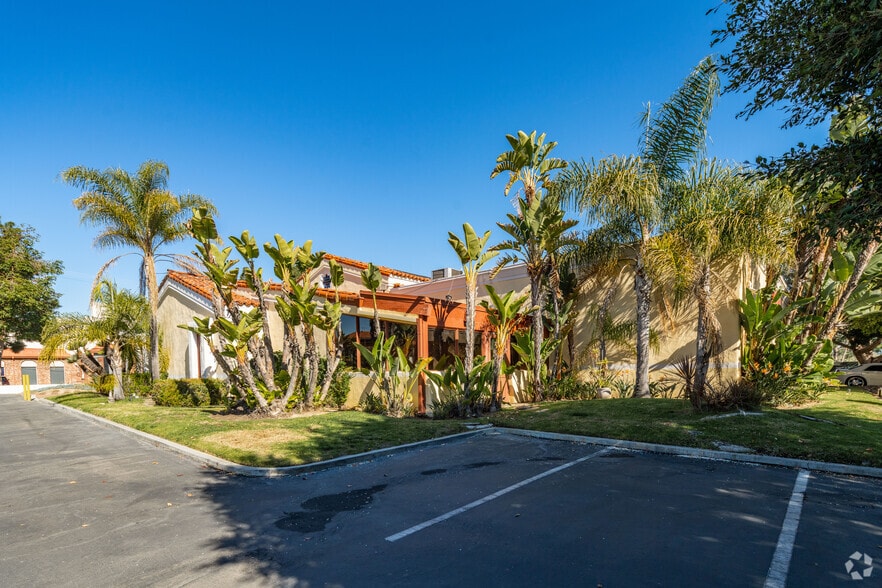 Primary Photo Of 3360 Ocean Park Blvd, Santa Monica Restaurant For Lease