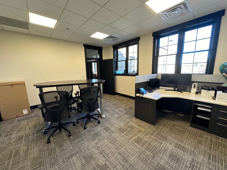 More Photos Of 106 W Main St, West Dundee Office For Lease
