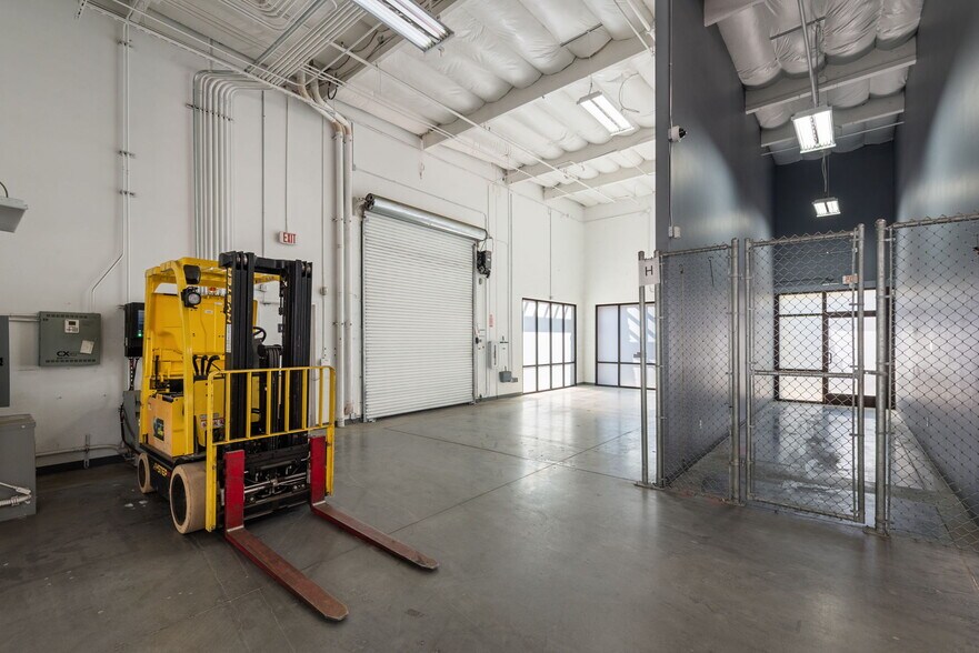 More Photos Of 28721 Canwood St, Agoura Hills Unknown For Lease