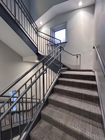 More Photos Of 30 N Lincoln St, Batavia Office For Lease