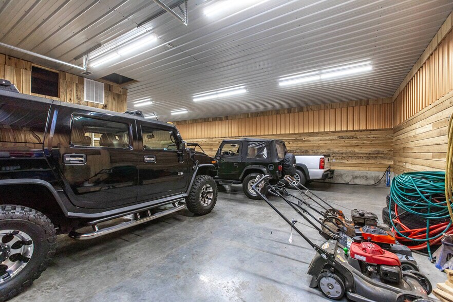 More Photos Of 784 S 4th St, Danville Showroom For Sale