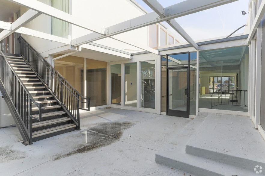 More Photos Of 73760-73790 El Paseo, Palm Desert Storefront Retail Office For Lease