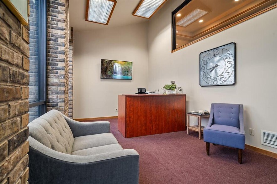 More Photos Of 812 Cormier Rd, Ashwaubenon Office For Lease