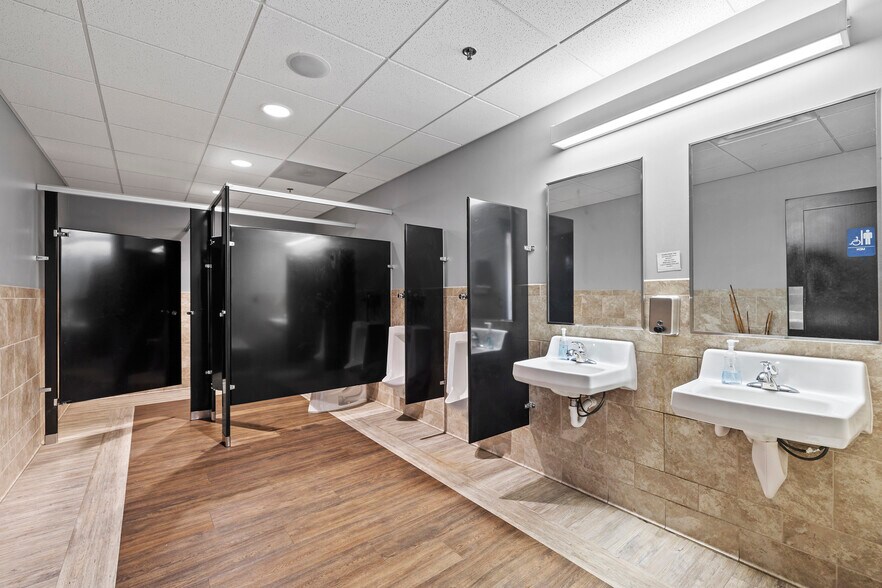 More Photos Of 4487 Bents Dr, Windsor Light Manufacturing For Lease