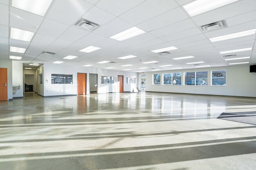 More Photos Of 2380 Morse Rd, Columbus Freestanding For Sale