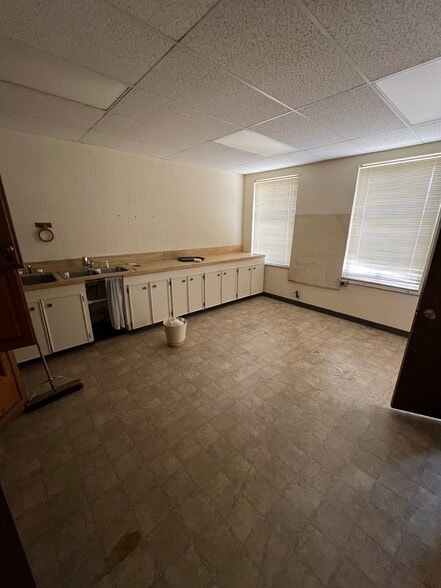 More Photos Of 204 N Alamo Blvd, Marshall Flex For Sale