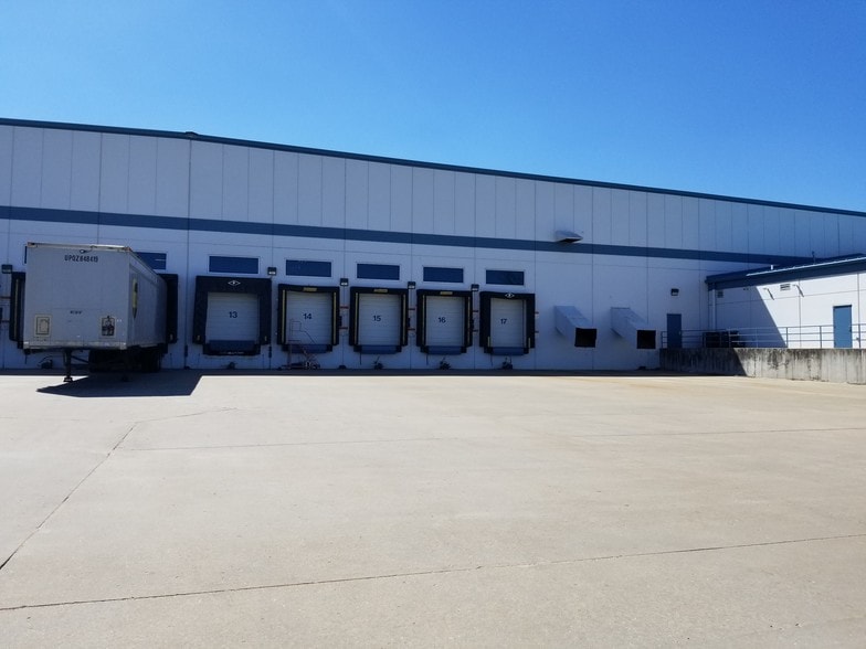 More Photos Of 1401 NW Moundview Dr, Topeka Distribution For Lease