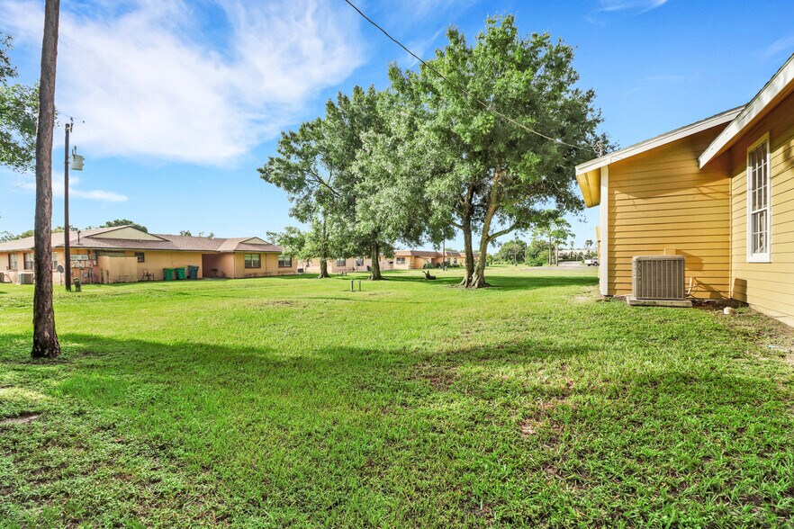 More Photos Of 1312 15th St N, Immokalee Office For Sale