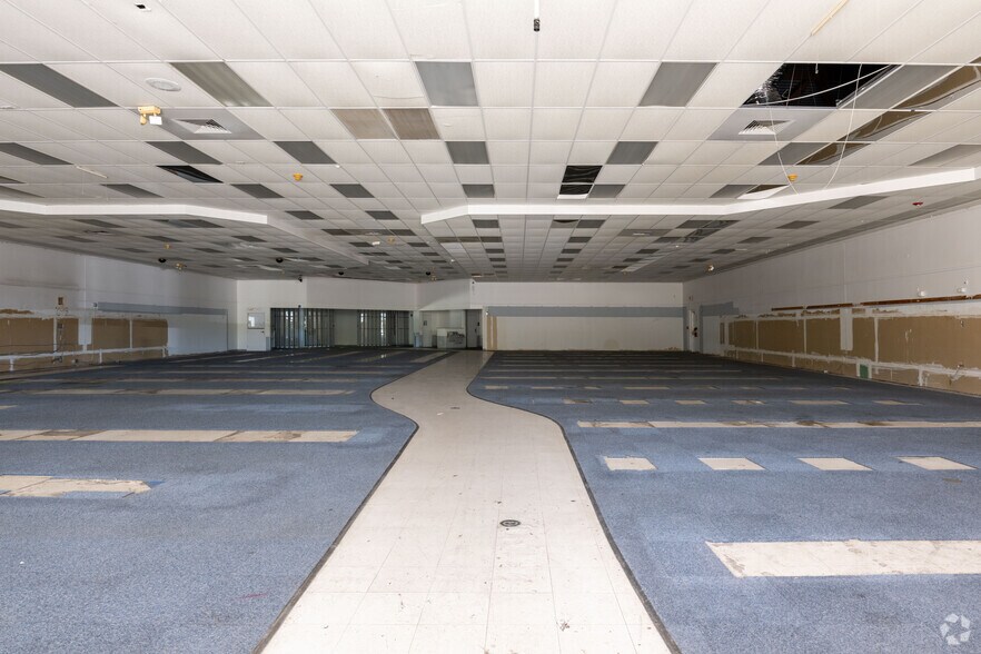 More Photos Of 1811 E Arkansas Ln, Arlington Freestanding For Sale