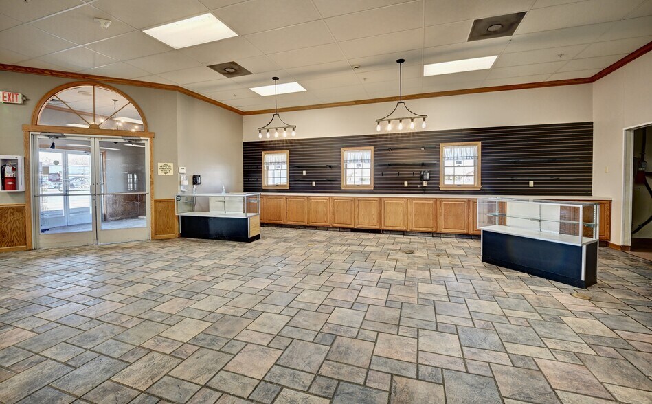 More Photos Of 14278 Lincoln Way E, Dalton Freestanding For Lease