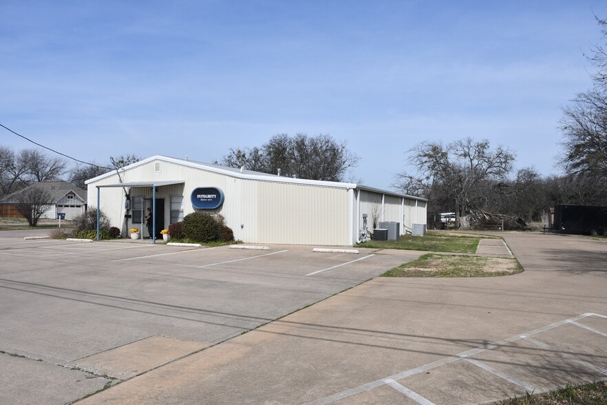 More Photos Of 901 Elm St, McKinney Flex For Sale