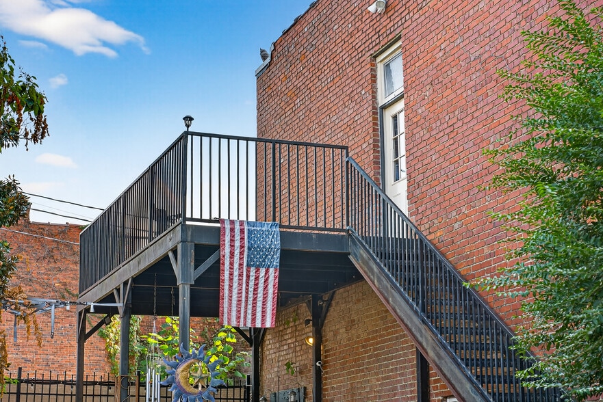 More Photos Of 109 7th Ave E, Springfield Flex For Sale